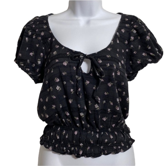 American Eagle Outfitters Tops - American Eagle S Black Floral Puff Sleeve Crop Too